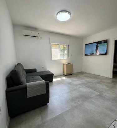 Nahariya Appartement | Квартира с современным ремонтом