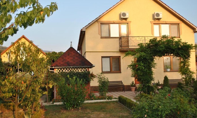 Holubyne Maison | Квітковий двір
