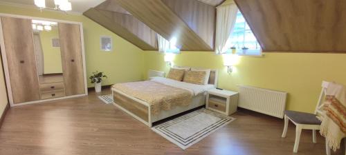 Kamenets-Podol'skiy Appartement | Сонячна мансарда