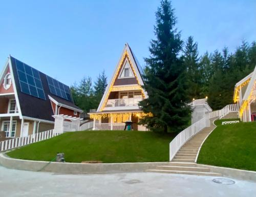 Bukovel Chalet De Ski | Цілий триповерховий будинок FREEMAN-3 над річкою з альтанкою та грилем