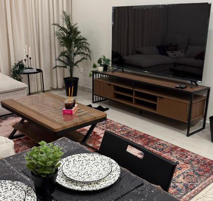 Al Kura Appartement | شقه فاخره بأثاث مريح غرفة نوم وصاله
