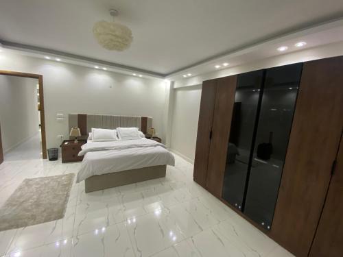 Al Duqqi Appartement | شقه فندقيه حديثه فرش جديد بالمهندسين للإيجار
