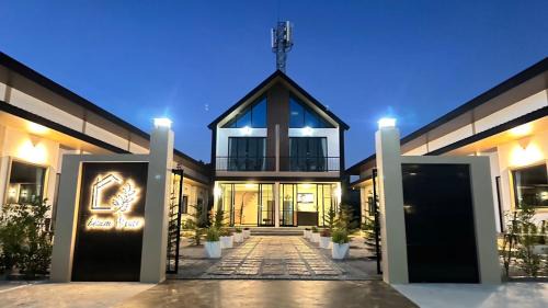 That Phanom Maison | บ้านโอบอ้อม