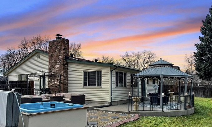 Northwest Arvada Maison | ᨒFIREHAUSᨒHotTubᨒCinemaᨒBBQᨒBadmintonᨒGames