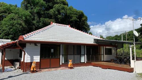 Nago Maison | 広い畳間と外には広いウッドデッキCondominium和風邸Yanbaru