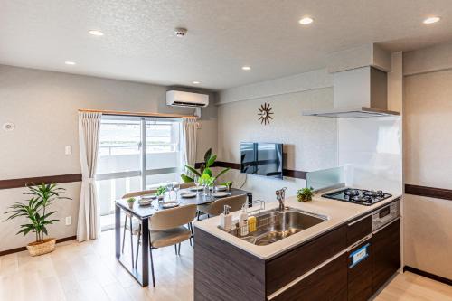 Yonabaru Appartement | 海の見える高層階グループファミリー歓迎コストコ近くThe琉球タワー9A