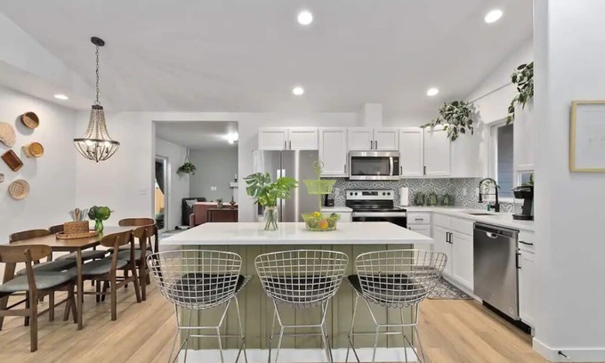 Monroe Maison | 𓅭 Bright & Airy 3-Bed home-Sauna & L2 EV Charging