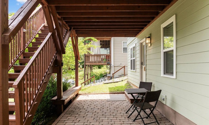Chapel Hill Appartement | 0.8 miles to Chapel Hill | Quiet & Clean Apartment