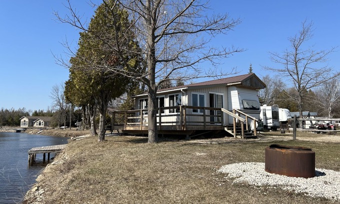 Stokes Bay Location De VR | #0 Enjoy a waterfront view from your own trailer with a deck & sunroom