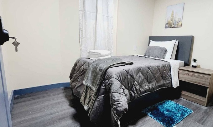 Primos Secane Maison | #06 Basement Room With Twin Bed + TV in Angora