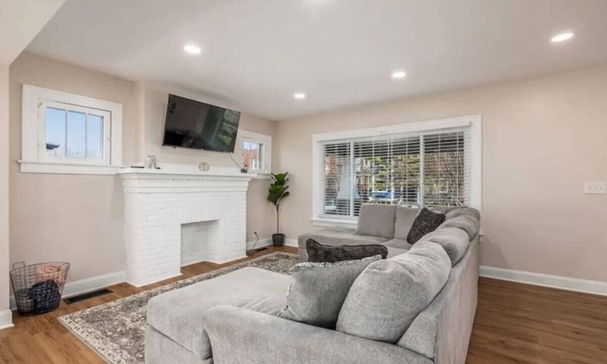 Livingston Park Maison | 09) Entire home/Games/Fenced in yard!