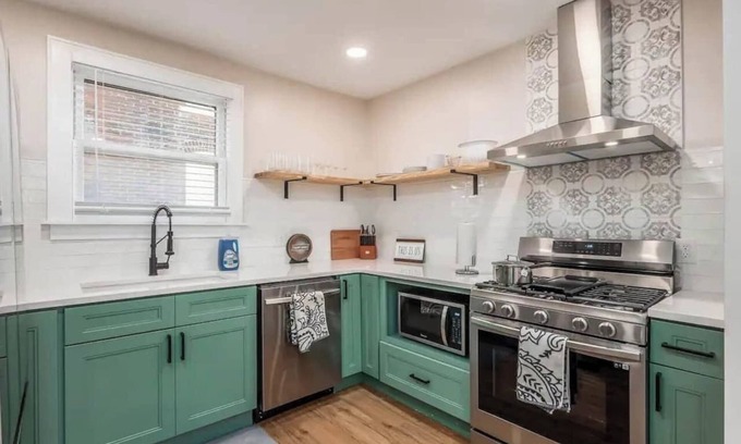 Livingston Park Maison | 09) Large 3 bedroom with Hot Tub & Fenced Yard!