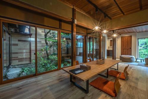 Hida Takayama Onsen Maison | 【1日1組限定4名まで同額】宮川沿いの町家一棟貸切ステイ ~WAT RESORT 飛騨まちやど 桜~