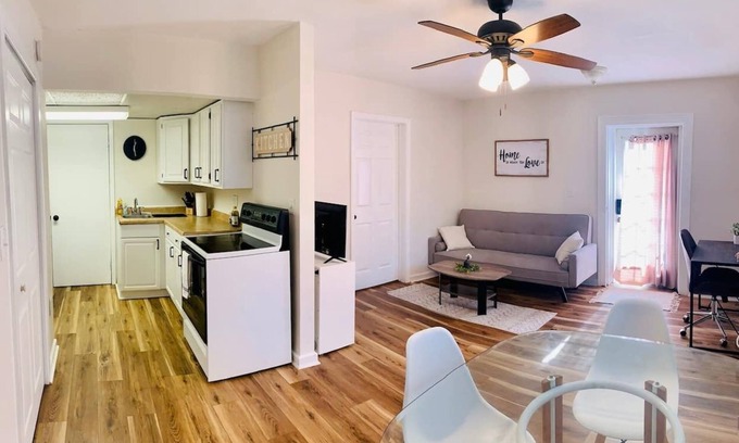 Disston Heights Appartement | 1/1 Downstairs Apt, 15 min to Downtown or Beaches!