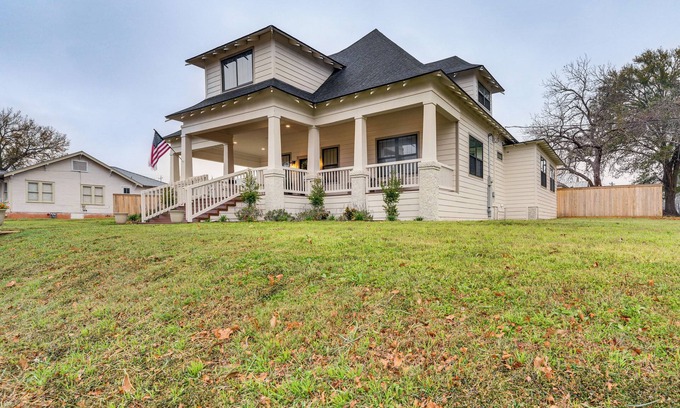 Brenham Maison | 1/2 Mi to Downtown Shops: Brenham Home w/ Fire Pit