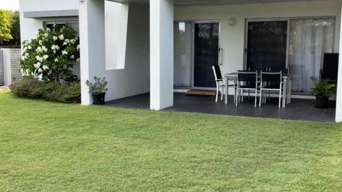 Dicky Beach Maison | 1 - 5a Coochin Street, Dicky Beach - 200m To Beach