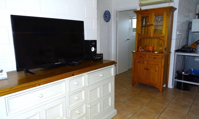Port Vincent Hôtel | 1/7 Cameron St, PT VINCENT (behind Gerimias) SLEEPS 5 ; 2 bedrooms - QN, Trio bunk BEDDING: Quilts and pillows provided (BYO all linen). Optional linen purchase @ $25 per person (1 week notice reqd) PROPERTY DETAILS: RC spli