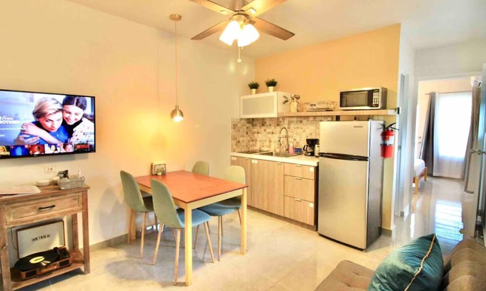Mayaguez Pueblo Appartement | 1.7 Mid-century Puerto Rican Apt with Generator