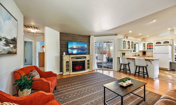 Grants Pass Maison | 1 Acre with a seasonal creek. 3 min to I5 freeway. 8 Minutes to the Rogue River