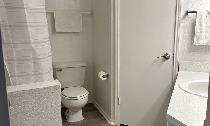 Dallas Appartement | 1 bed 1 bath. Lake and pool access. Comfortable, quiet, study and relax suite.