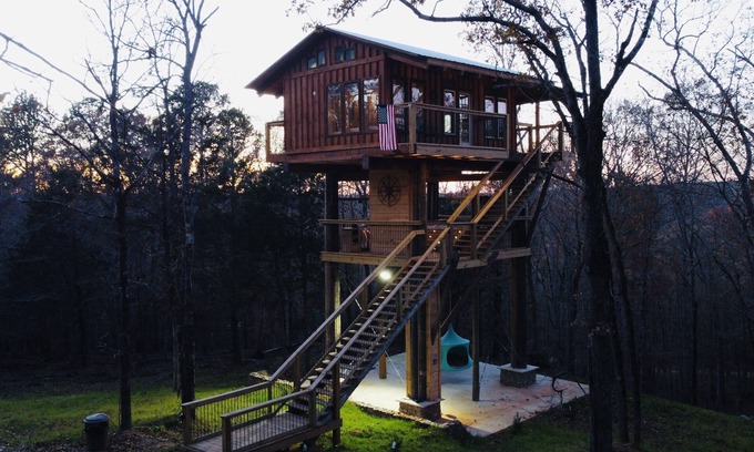 Jackson Maison | 1 bed 1 bath Treehouse called the Firetower
