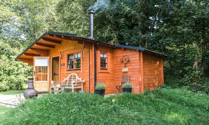 Carluke Maison | 1-Bed Cabin 2 adults Wood Burning Hot Tub & Fire
