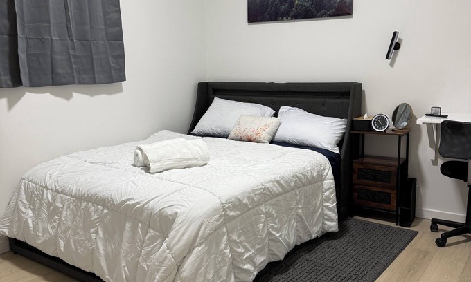 Northwest Calgary Appartement | 1 Bed En-suite Bath in Calgary near the Airport. Clean & Cozy