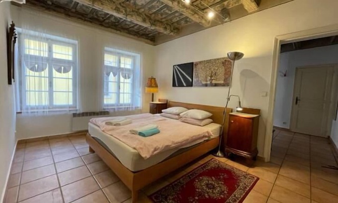 Mala Strana Appartement | Historical apartment with balcony
