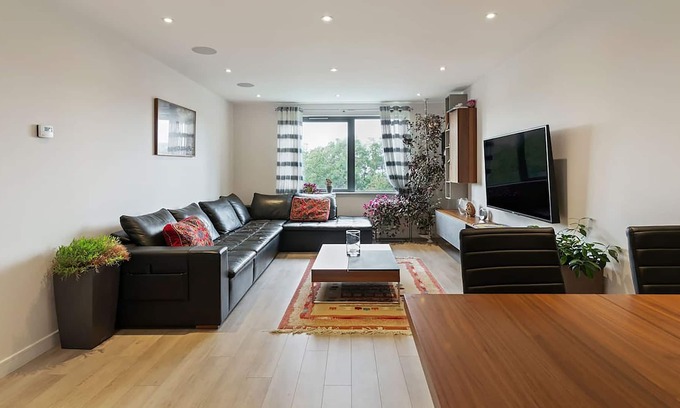 Friern Barnet Appartement | 1-Bed Flat| Spacious| Near Station| North London