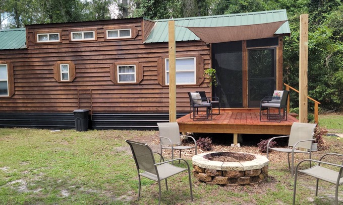 Jasper Cabine | 1 bedrm tiny house with sleeping loft, big yard, fire pit and screened in porch!