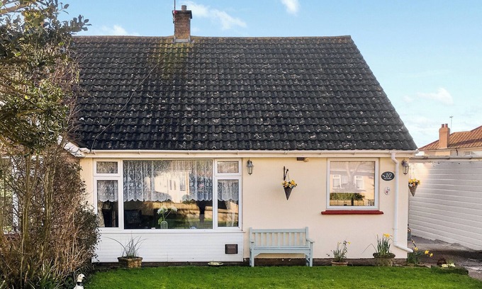 Uphill Cottage | Just a short walk to the beach, this wonderful bungalow is perfect at any time of year.