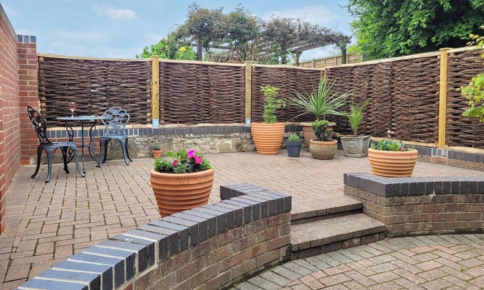 Westonzoyland Cottage | A charming one-bed, one-bath holiday home in Somerset Levels.