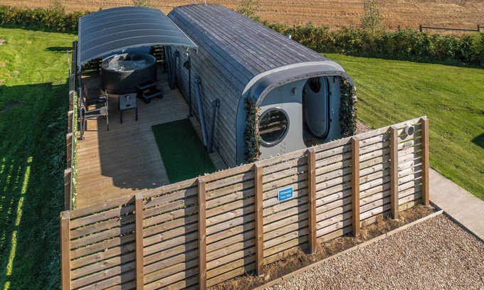 Alloa Cottage | Uniquely designed, luxury, glamping Anthropod stay with private hot tub set in scenic countryside.