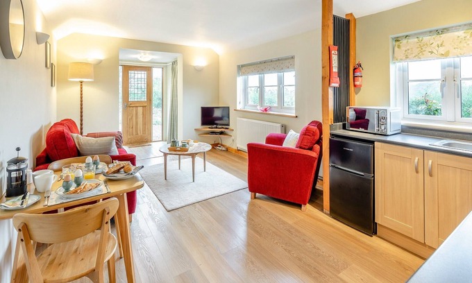 Hay-on-Wye Cabine | 1 bedroom accommodation in Ridgeway Cross, near Malvern