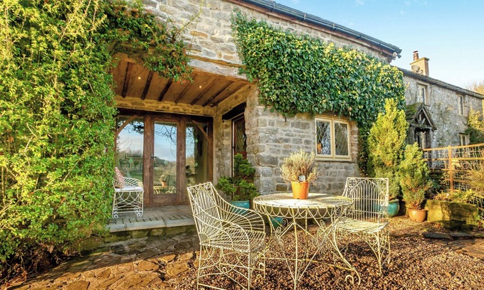 Clitheroe Cottage | Riverside Cottage is a charming one bedroom property nestled in the heart of the Ribble Valley.