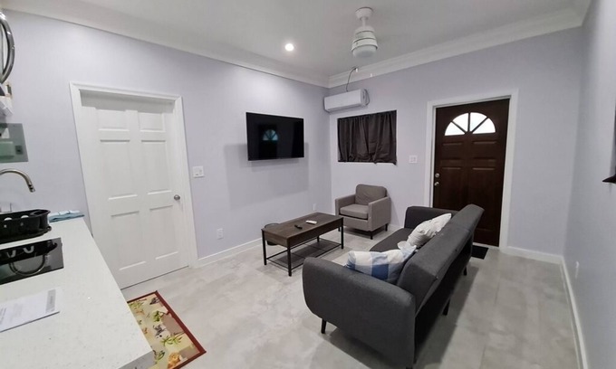 Nassau Appartement | 1 Bedroom Apartment Unit 2 Is family+pet friendly