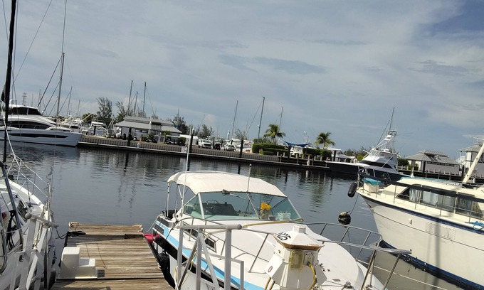 Key West Location De Bateaux | 1-bedroom boat at the Perry with AC, fitness room and 2 swimming pools