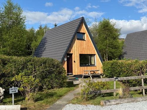 West Laroch Chalet De Ski | 1 Bedroom Cabin with Mountain & Loch Views - Quiet Location between Glencoe & Ben Nevis