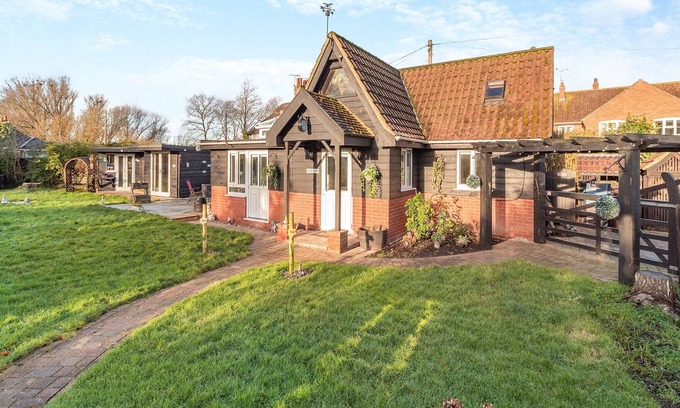 Repps with Bastwick Cabine | 1 bedroom accommodation in Repps-with-Bastwick