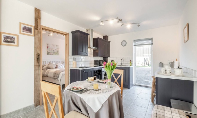 Hethel Cottage | Relax and unwind in beautiful countryside setting, with walking direct from door.