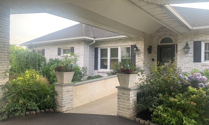 Forest Grove Maison | 1-bedroom guesthouse with sunroom and gas fireplace on Bloom Farm in Doylestown