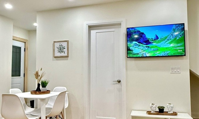 Trinity - Bellwoods Maison | 1 Bedroom Palmerston Downtown- Parking