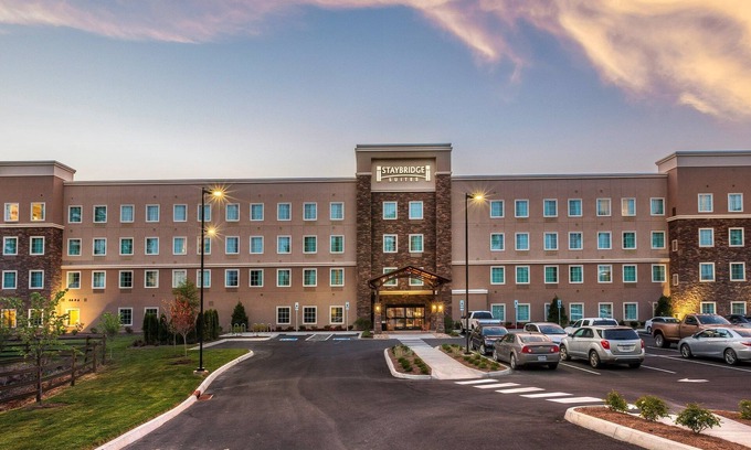 Farragut Copropriété | 1 Bedroom Suite in Knoxville | Shared Outdoor Pool + 24h Business Center