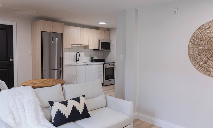 Kitchener Appartement | 1 Bedroom Unit with living space and full kitchen Prime Downtown location