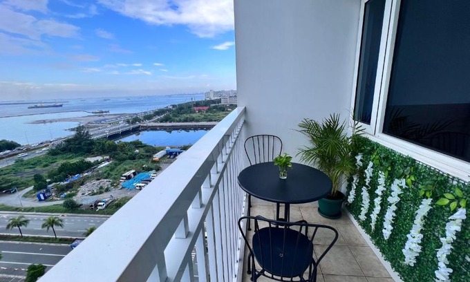 Barangay 76 Appartement | 1 bedroom Urban resort w/ balcony & sunset view