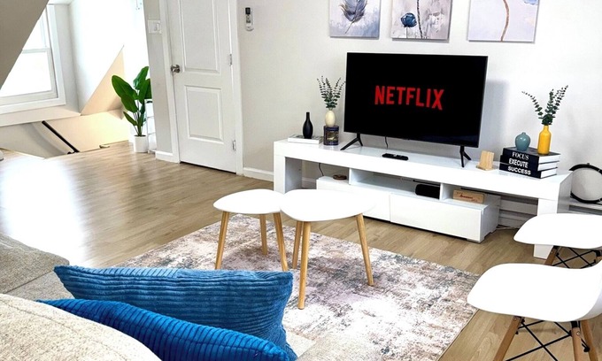 Newark Appartement | 1 Bedroom Urban Retreat with Patio & Gym!