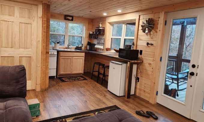 Cullowhee Cabine | 1 bedroom with a loft. Sleeps 4. Great mountain views.Dogs are allowed with fee.