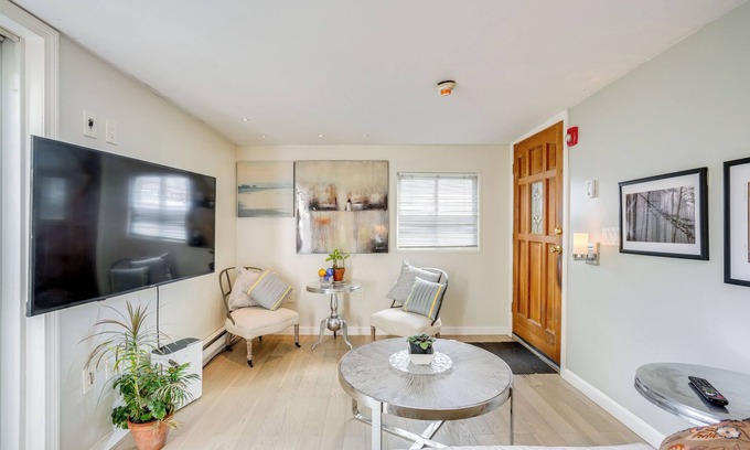 Lynn Appartement | 1 Block to Beach: Pet-Friendly Apt w/ Yard in Lynn