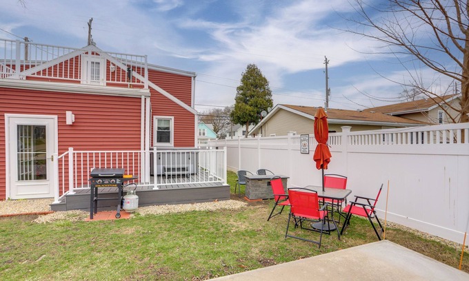 Port Clinton Maison | 1 Block to Beach: Home w/Hot Tub in Port Clinton!