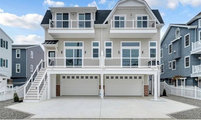 Sea Isle City Maison | 1 Block to Beach Mid-Island Elevator and a Pool Dreams do come true
